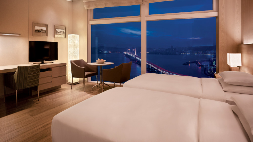 釜山柏悦酒店(高清官方摄影) Park Hyatt Busan_BUSPH_P051_Ocean-View_Twin_Guestroom_Night_59318_1280x720.jpg