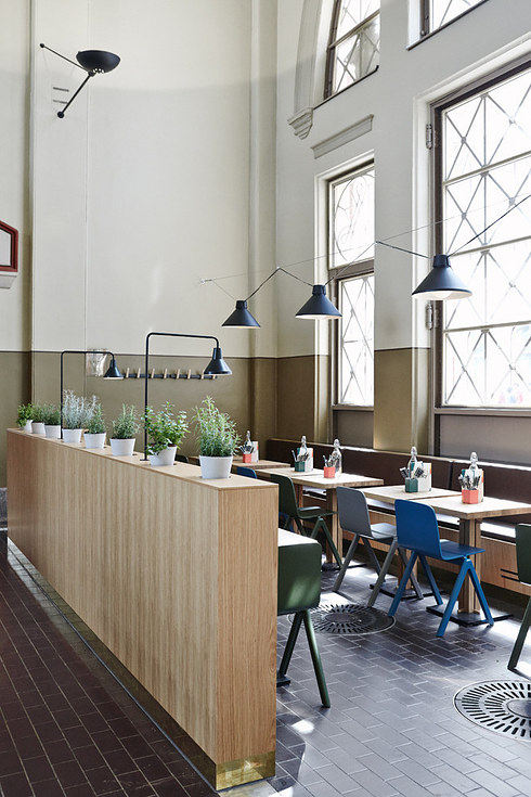 36例漂亮的咖啡馆室内设计_4_pBbEBeEb3ZYBca22yEFE_large.jpg