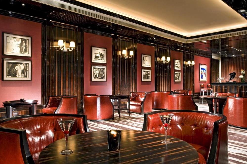 新加坡瑞吉酒店_The St. Regis Singapore—Astor Bar with Picasso\\'s Toro Series.jpg