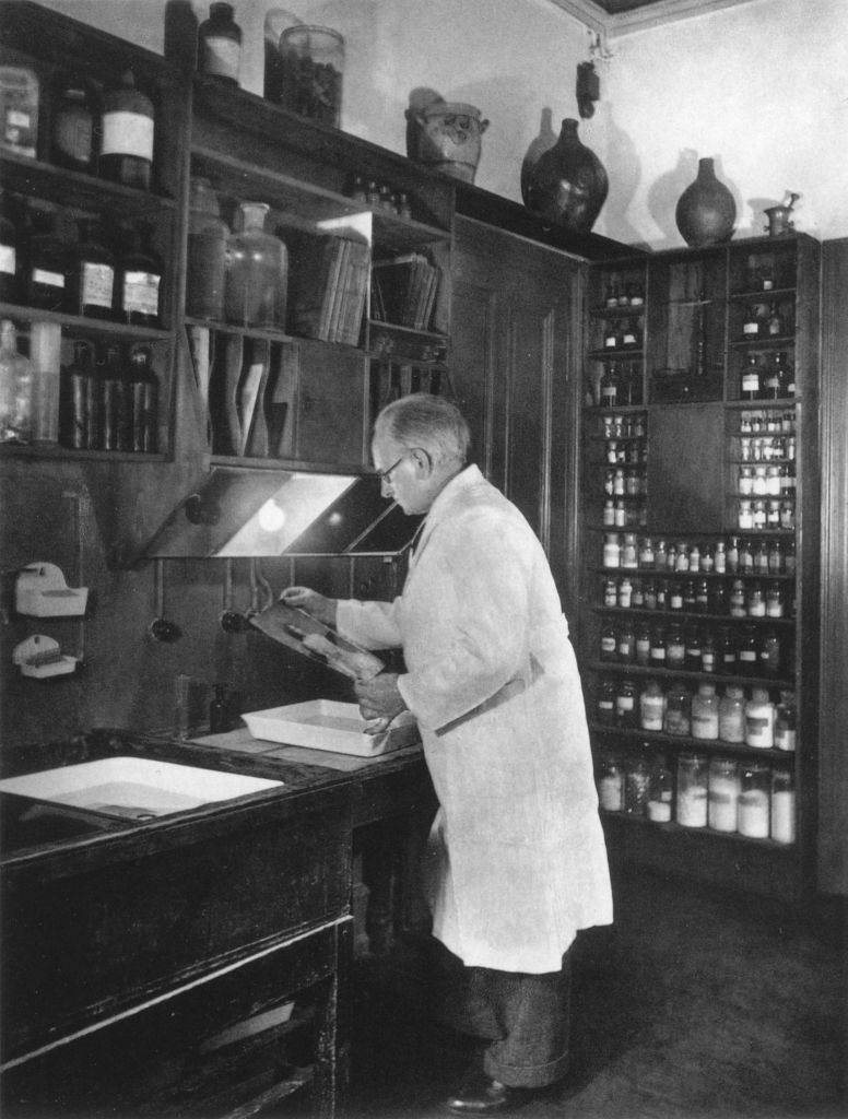 Köln - Cologne - August Sander - 019 - August Sander in seinem Labor, ca.1938.jpg