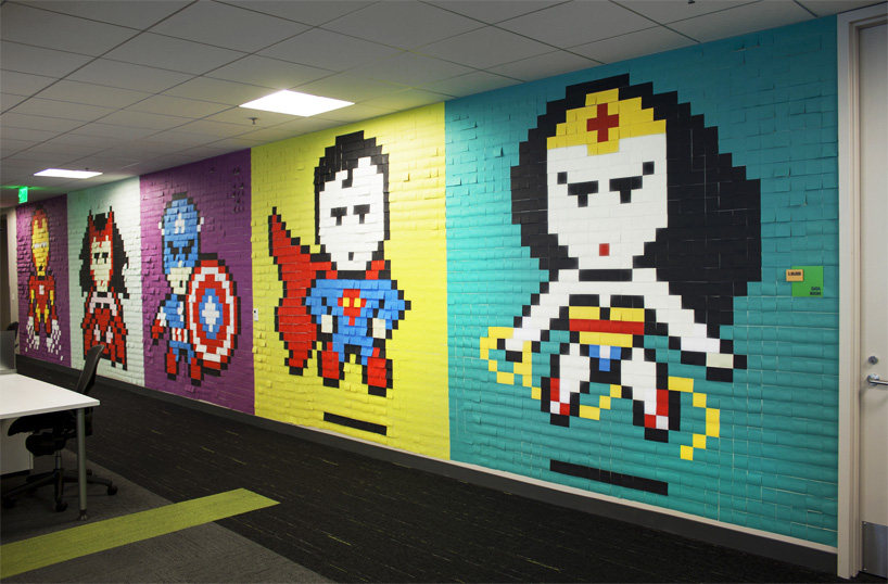 【国外办公空间】用8024张便利贴贴出8个超级 / office workers ..._8024-post-its-office-8-bit-superhero-art-designboom-02.jpg