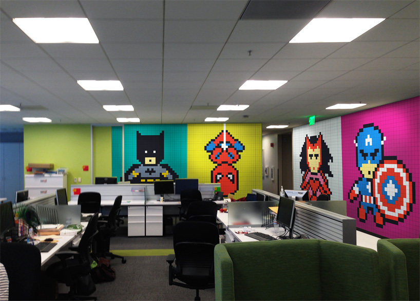 【国外办公空间】用8024张便利贴贴出8个超级 / office workers ..._8024-post-its-office-8-bit-superhero-art-designboom-03.jpg