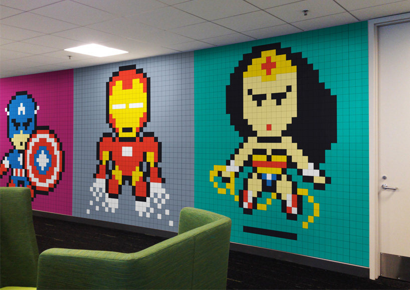 【国外办公空间】用8024张便利贴贴出8个超级 / office workers ..._8024-post-its-office-8-bit-superhero-art-designboom-04.jpg