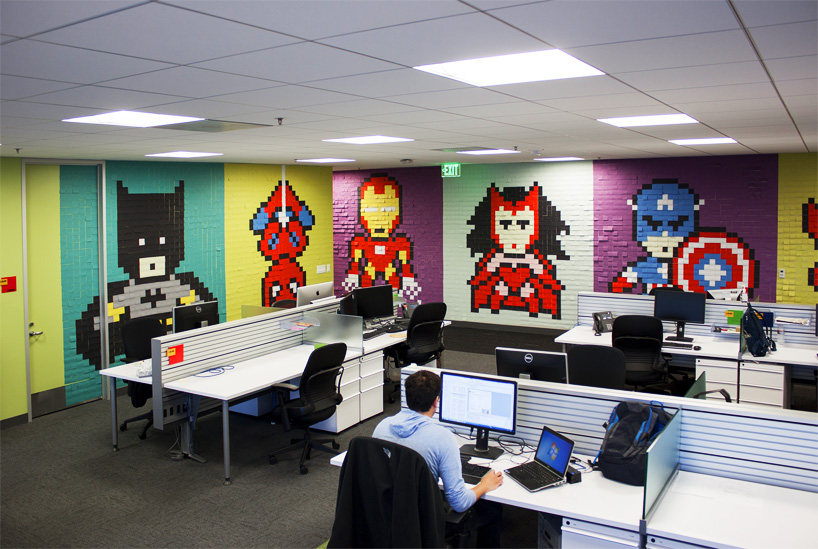 【国外办公空间】用8024张便利贴贴出8个超级 / office workers ..._8024-post-its-office-8-bit-superhero-art-designboom-06.jpg