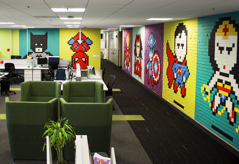 【国外办公空间】用8024张便利贴贴出8个超级 / office workers ..._8024-post-its-office-8-bit-superhero-art-designboom-10.jpg