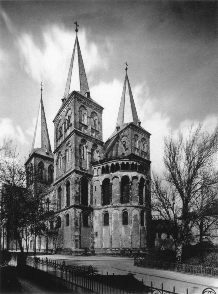 Köln - Cologne - August Sander - 085 - St. Kunibert 30er Jahre.jpg