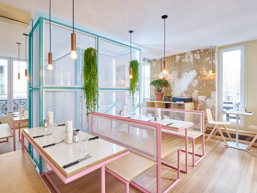 PNY新餐厅By CUT Architectures_Pink and blue pipes with white fencing at PNY\\'s new Restaurant designed by.jpg