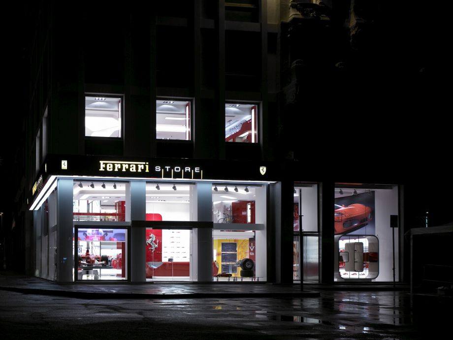 法拉利零售店_35_Ferrari Store Milano esterno.jpg