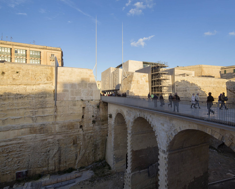 皮亚诺的瓦莱塔城门口总体规划_renzo-piano-valleta-city-gate-malta-designboom-06.jpg