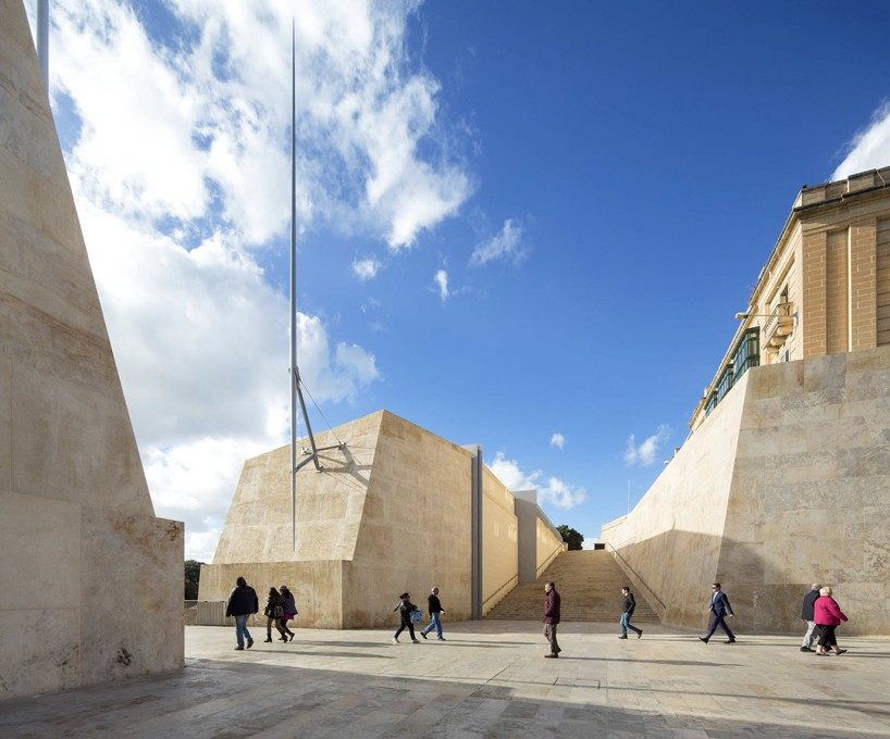 皮亚诺的瓦莱塔城门口总体规划_renzo-piano-valleta-city-gate-malta-designboom-101-818x680.jpg