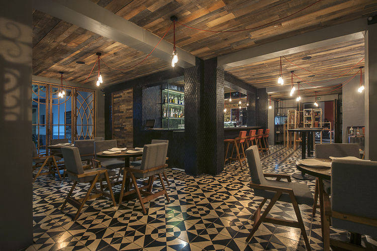 墨西哥瓦哈那Expendio Tradicion餐厅_mezcaleria-ezequiel-farca-restaurant-interior-wide.jpg