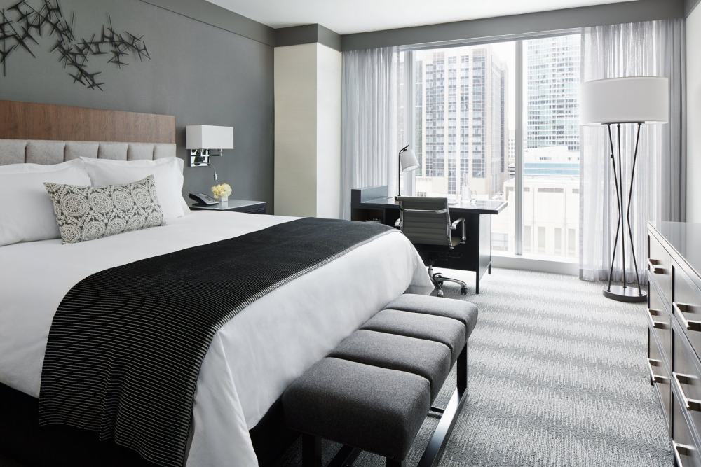 芝加哥洛伊斯酒店 Loews Chicago_LCHI_65996790_Loews_Chicago_Junior_Suite_Bedroom_1600x1067_96dpi.jpg