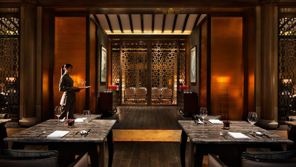 【官方摄影】JAYA--长白山柏悦酒店 Park Hyatt Changbaishan_20-Dining-Room-Waitress.jpg