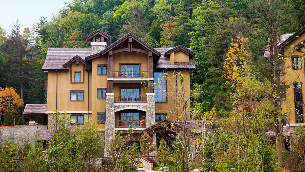 JAYA-长白山柏悦酒店(官方高清摄影) Park Hyatt Changbaishan_Park-Hyatt-Changbaishan-P006-Villa-Front-View-Distant-View-1280x720.jpg