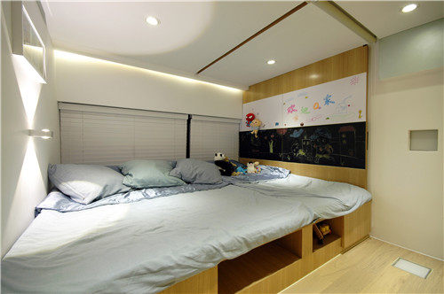 王平仲——12平米被装修成4室1厅_二层主卧室。