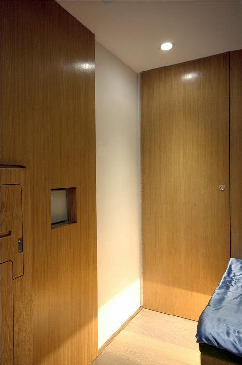 王平仲——12平米被装修成4室1厅_一层隐蔽的房门。
