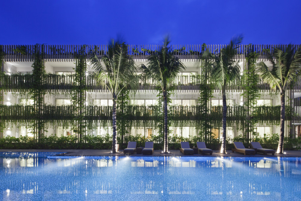 【官方摄影】越南岘港NAMAN 酒店 Retreat the Babylon  Vo Trong Nghi..._05_night-elevation-from-pool.jpg