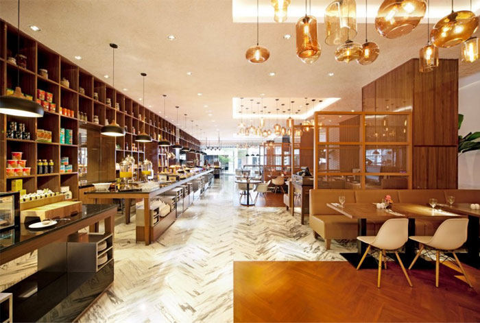 宽敞明亮的餐厅由Designphase DBA_golden-caramel-honey-color-restaurant-interior.jpg