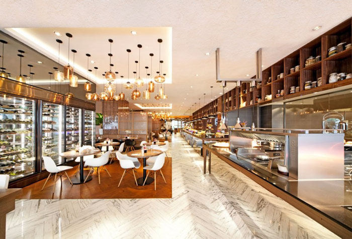 宽敞明亮的餐厅由Designphase DBA_white-gold-restaurant-interior.jpg