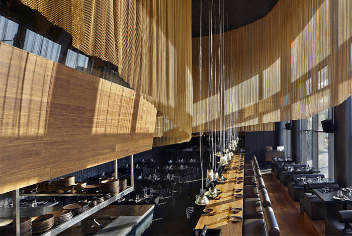 餐厅的室内装饰在金色配色方案_golden-colour-restaurant-decor.jpg