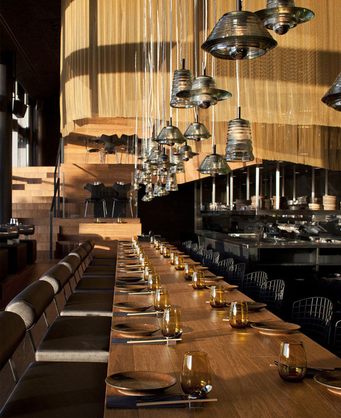 餐厅的室内装饰在金色配色方案_tom-dixon-lighting-restaurant-decor.jpg