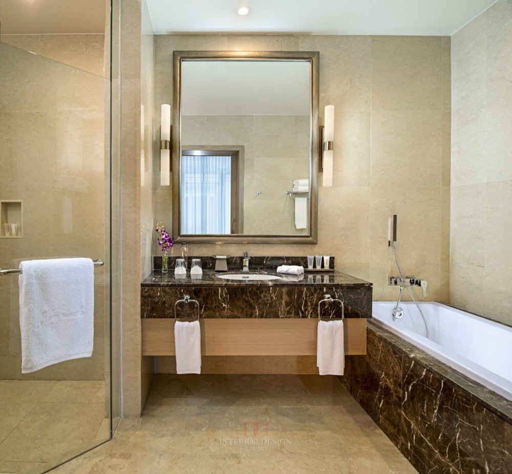 SetWidth2000-Suite-Bathroom.jpg