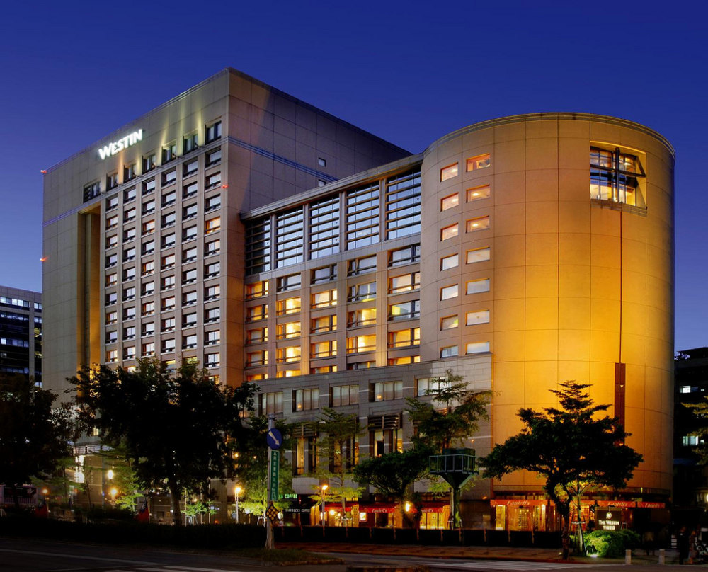 台北六福皇宫大饭店_1)The Westin Taipei—The Westin Taipei at Night 拍攝者.jpg