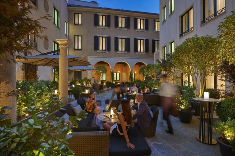 讓自己沉醉於米蘭的魅力之中-Mandarin Oriental, Milan（官网）_milan-fine-dining-mandarin-bar-courtyard-dusk.jpg