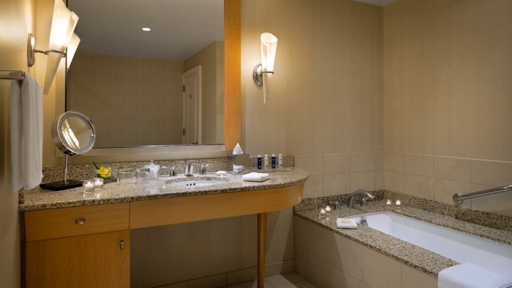 芝加哥格温豪华精选酒店 The Gwen, a Luxury Collection Hotel_1600x900_GuestroomBathroom.jpg