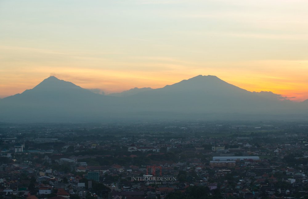 Denton Corker Marshall-阿丽拉梭罗酒店 Alila Solo_Alila-Solo---Exterior---View-of-Mount-Merapi-and-Mount-Merbabu-from-the-rooftop.jpg