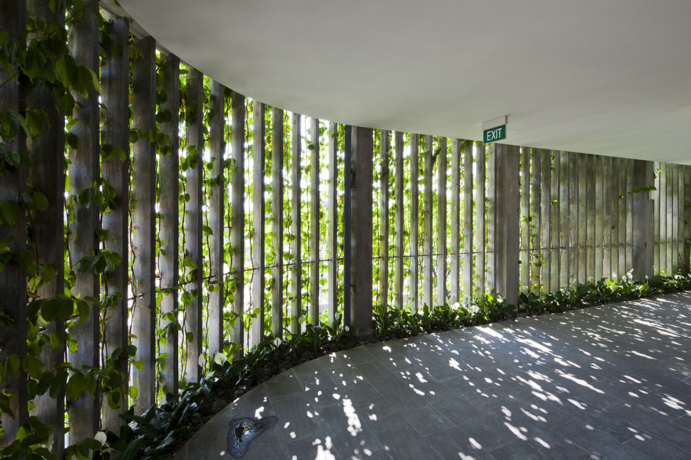 越南岘港Ngũ Hành Sơn纳曼度假村--Vo Trong Nghia Architects_17_naman-the-babylon_green-corridor.jpg