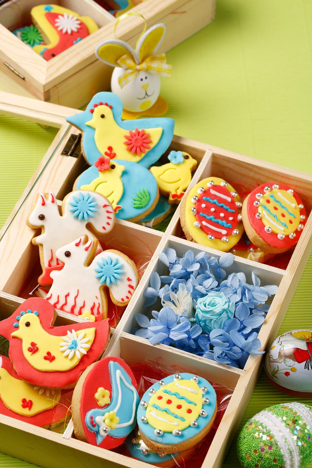 Andaz-XTD-Shanghai-P326-Easter-Cookie-Box.jpg