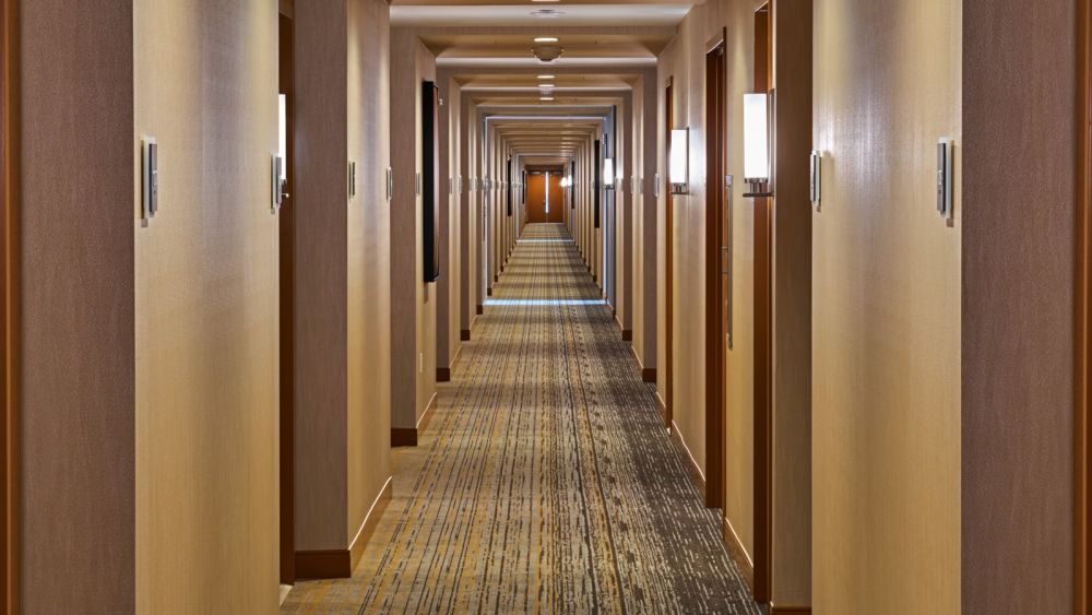 丹佛机场威斯汀酒店 The Westin Denver International Airport_guestroom-hallway.jpg