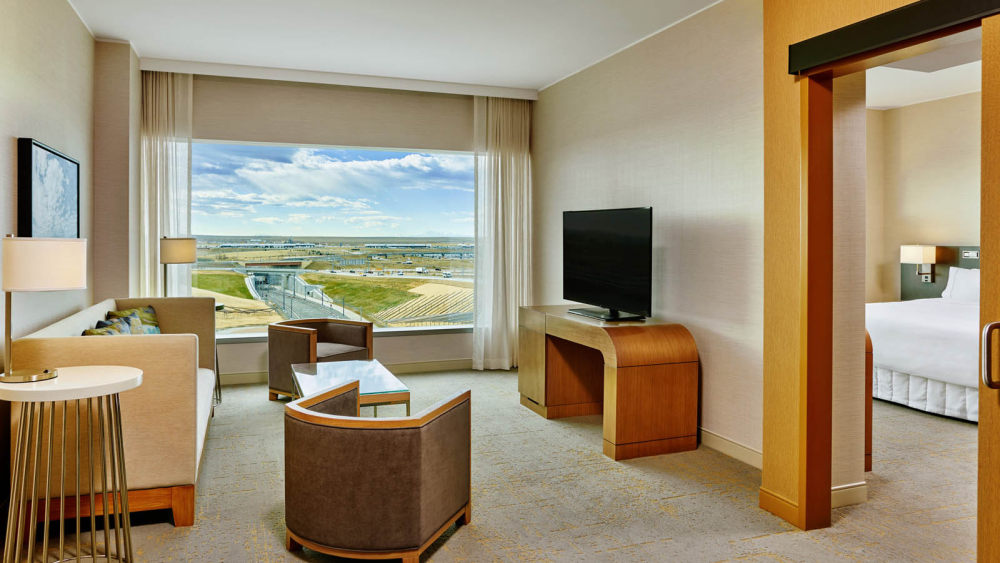 丹佛机场威斯汀酒店 The Westin Denver International Airport_The-Westin-Denver-International-Airport---Deluxe-or-Executive-Suite.jpg