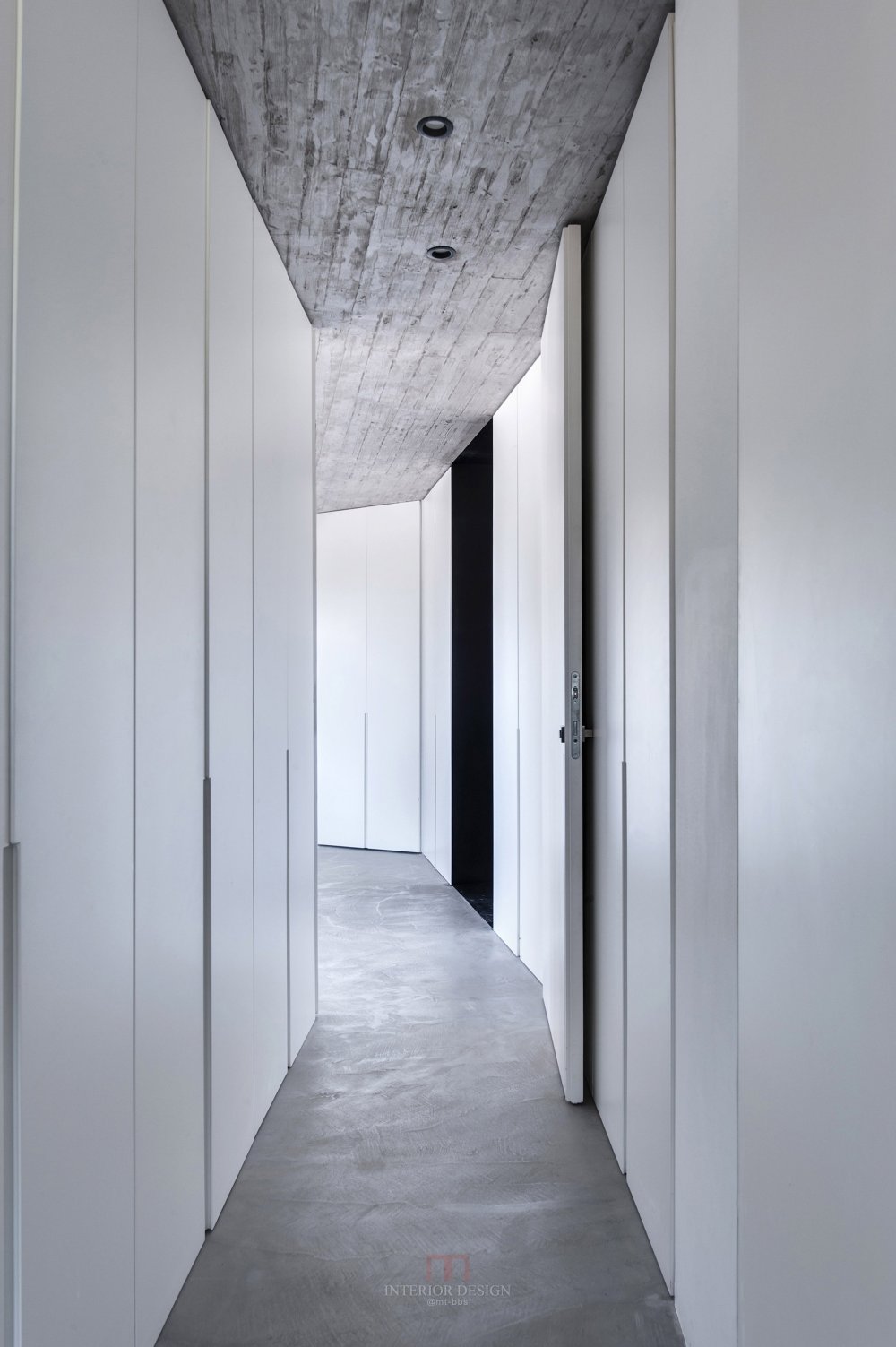 以色列·特拉维夫Duplex in Tel Aviv--Toledano +Architects_8-walk_in_closet1.jpg