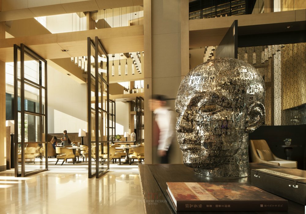 北京瑰丽酒店(官方高清摄影) Rosewood Beijing_BJG_67191321_Lobby_Arrival_Calligraphic_Head_Sculpture.jpg