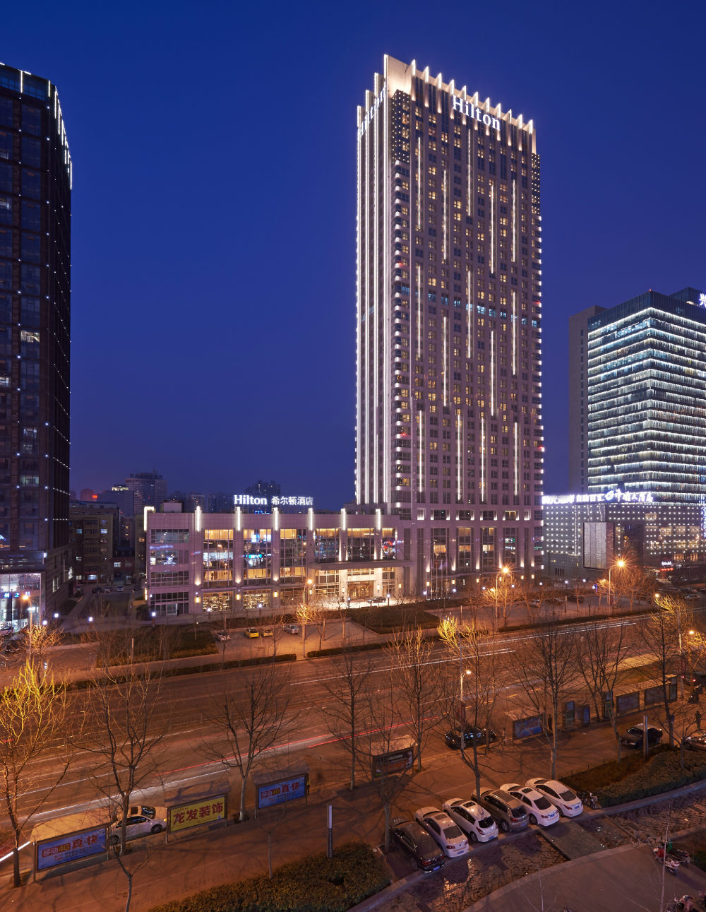 郑州希尔顿酒店 Hilton Zhengzhou_ExteriorNight_HR.jpg