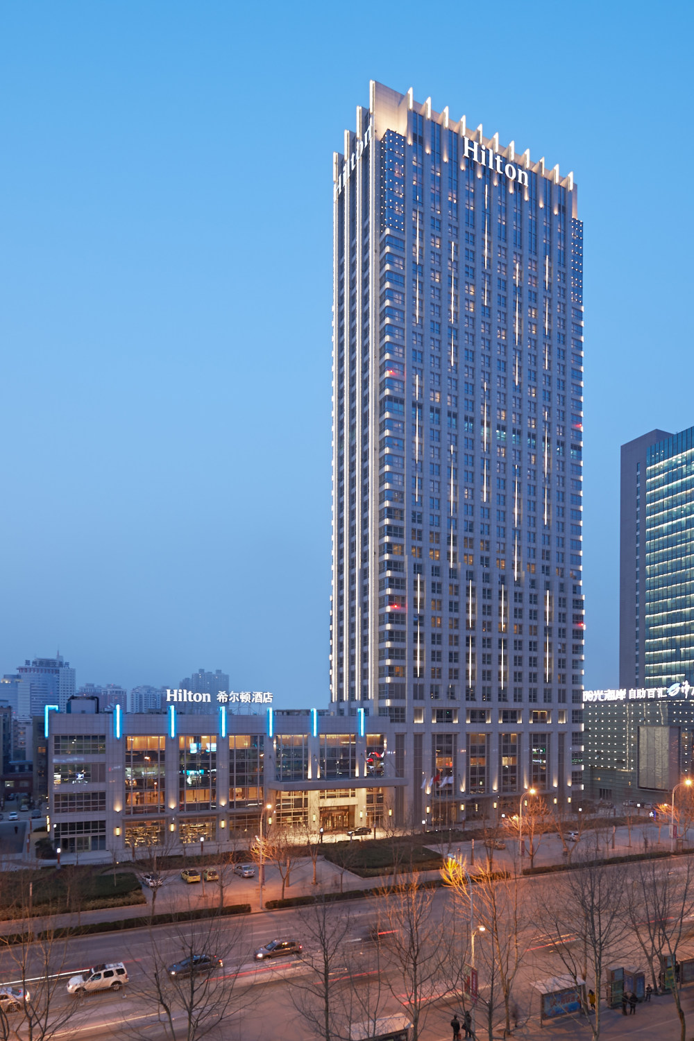 郑州希尔顿酒店 Hilton Zhengzhou_HILT_Zhengzhou_Exterior_Night_02_HR.jpg