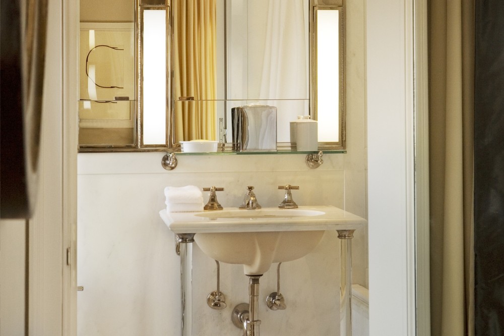 4-the-carlyle_suite-3001-bathroom_backstretchCrop.jpg