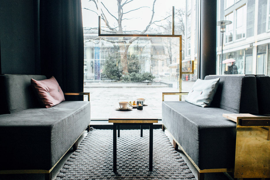 brass "veins" to Munich bar interior_modern-bar-build-inc-architekten-architecture-interior_dezeen_936_6.jpg