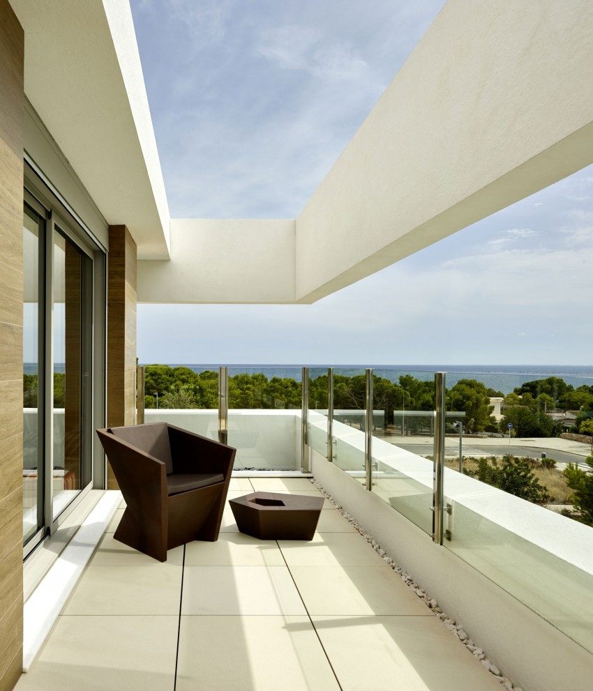 Designer-Villa-Close-to-the-Sea-10-850x991.jpg