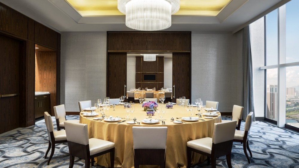 澳门瑞吉金沙城中心酒店 The St. Regis Macao, Cotai Central_Lacquer-and-porcelain-meeting-room-1600.jpg