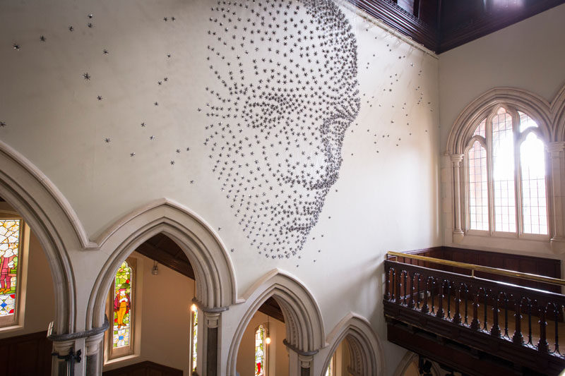 This artist created a 3D human face from 2000 suspended metal stars_art-installation_220416_07.jpg