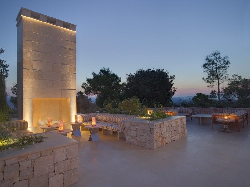 Ed Tuttle-希腊安缦卓熠(官方攝影) AMANZOE_19_zoe_poolside_fireplace_1400x600.jpg