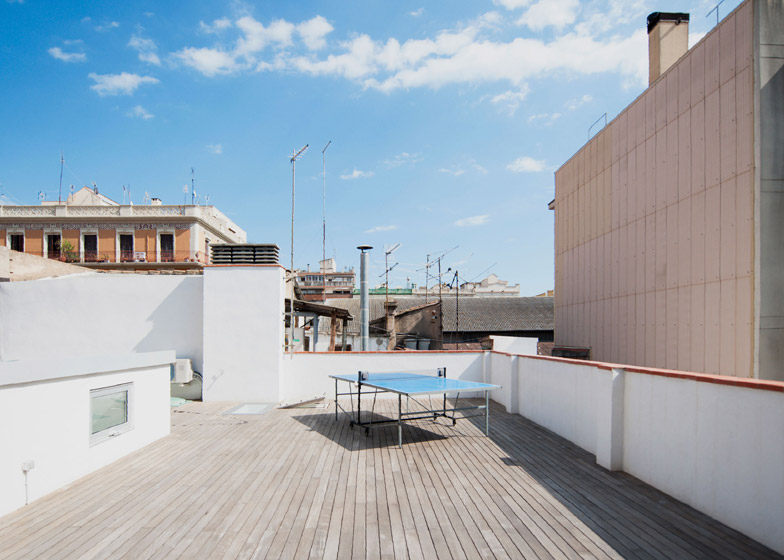 由乳制品工厂到Loft住房_House-in-an-old-Barcelona-dairy-12.jpg