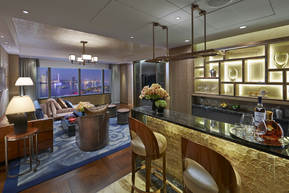 上海浦东文华东方酒店(官方摄影) Mandarin Oriental Pudong Shanghai_shanghai-suite-oriental-bar-living-room.jpg