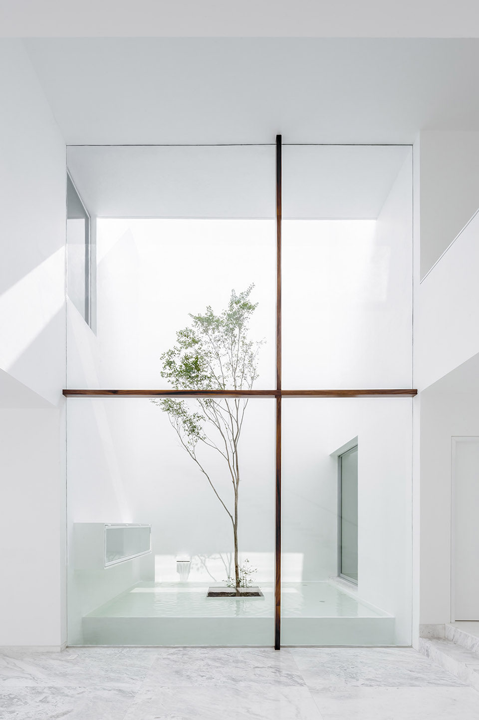 一方水院，静谧白宅——台北_Casa-V-by-Abraham-Cota-Paredes-Arquitectos-008.jpg