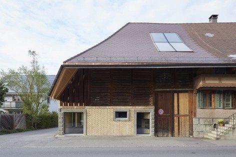 贯穿上下的树状结构－瑞士农舍改造_002-Barn-conversion-Rüegsauschachen-by-Freiluft-472x315.jpg