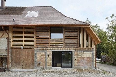 贯穿上下的树状结构－瑞士农舍改造_003-Barn-conversion-Rüegsauschachen-by-Freiluft-472x315.jpg