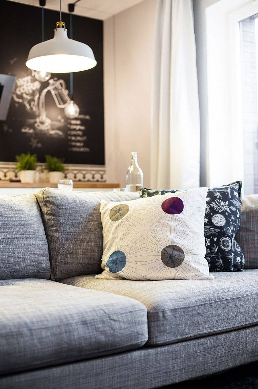 格但斯克公寓_Accent-pillows-complement-the-pattern-of-the-rug-in-the-living-room.jpg